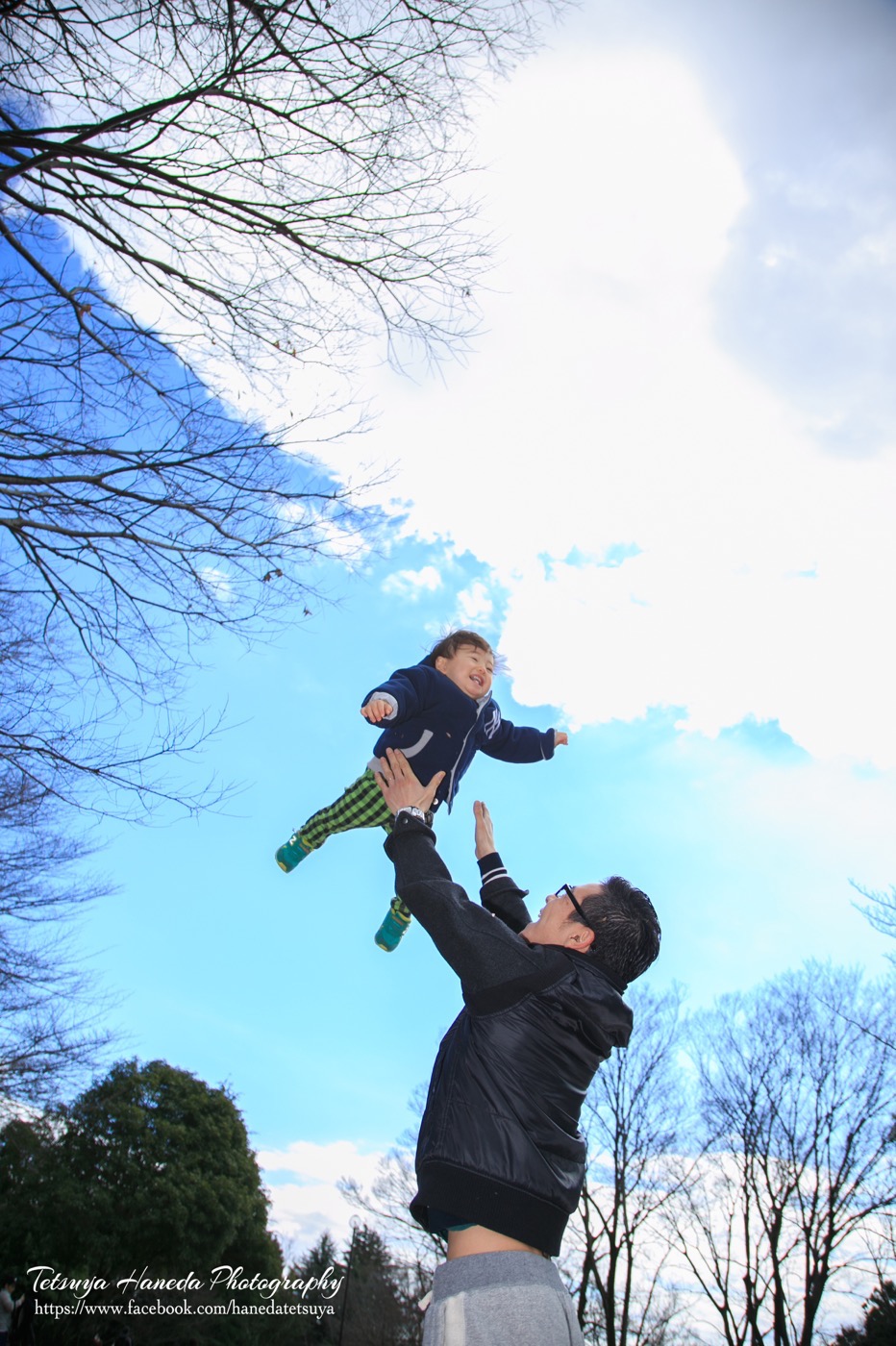 パティシエ、トラック運転手を経てダンサー、振付師になりプロカメラマン、デザイナーとして活動中。ウェディングや前撮り、家族写真、七五三、マタニティフォトなど記念日の撮影から、ダンスの発表会や舞台撮影、プロフィール写真、アー写、作品撮りまで人物撮影が得意。東京、横浜を中心に関東一円から全国どこへでも出張撮影をしています。 Photographer TETSUYA HANEDA カメラマン羽田哲也 宮崎県出身 神奈川県横浜市在住 出張撮影、出張カメラマン、お宮参り