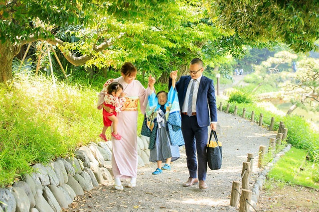 パティシエ、トラック運転手を経てダンサー、振付師になりプロカメラマン、デザイナーとして活動中。ウェディングや前撮り、家族写真、七五三、マタニティフォトなど記念日の撮影から、ダンスの発表会や舞台撮影、プロフィール写真、アー写、作品撮りまで人物撮影が得意。東京、横浜を中心に関東一円から全国どこへでも出張撮影をしています。 Photographer TETSUYA HANEDA カメラマン羽田哲也　宮崎県出身 神奈川県横浜市在住　出張撮影、出張カメラマン、お宮参り
