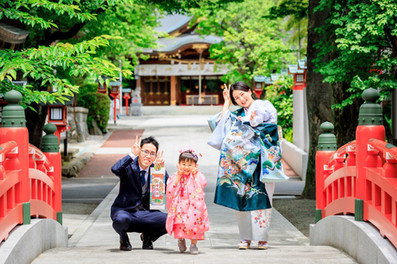 パティシエ、トラック運転手を経てダンサー、振付師になりプロカメラマン、デザイナーとして活動中。ウェディングや前撮り、家族写真、七五三、マタニティフォトなど記念日の撮影から、ダンスの発表会や舞台撮影、プロフィール写真、アー写、作品撮りまで人物撮影が得意。東京、横浜を中心に関東一円から全国どこへでも出張撮影をしています。 Photographer TETSUYA HANEDA カメラマン羽田哲也　宮崎県出身 神奈川県横浜市在住　出張撮影、出張カメラマン、お宮参り