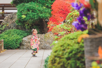 七五三 撮影 東京 神奈川 横浜。自然な笑顔を見せるお子様の記念写真。リラックスした雰囲気で撮影