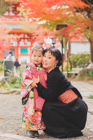 七五三 撮影 東京 神奈川 横浜。自然な笑顔を見せるお子様の記念写真。リラックスした雰囲気で撮影