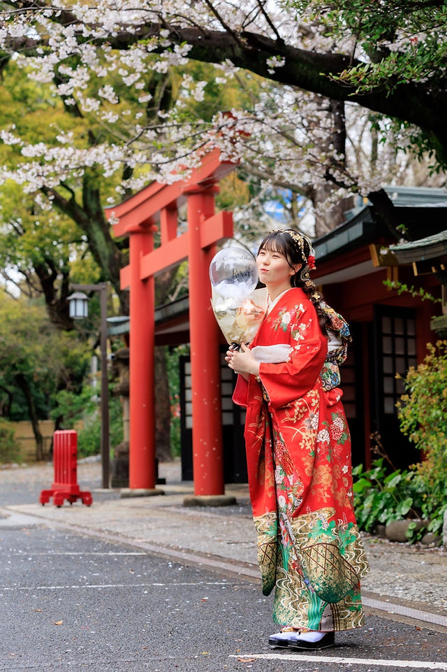 雨上がりの山王日枝神社で赤い振袖を着た新成人の前撮り写真