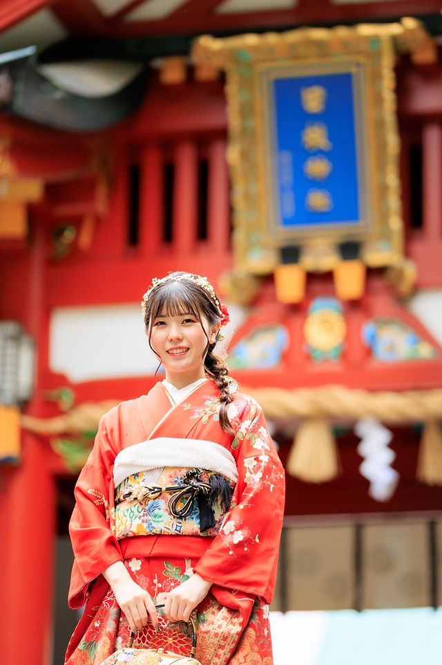 雨上がりの山王日枝神社で赤い振袖を着た新成人の前撮り写真