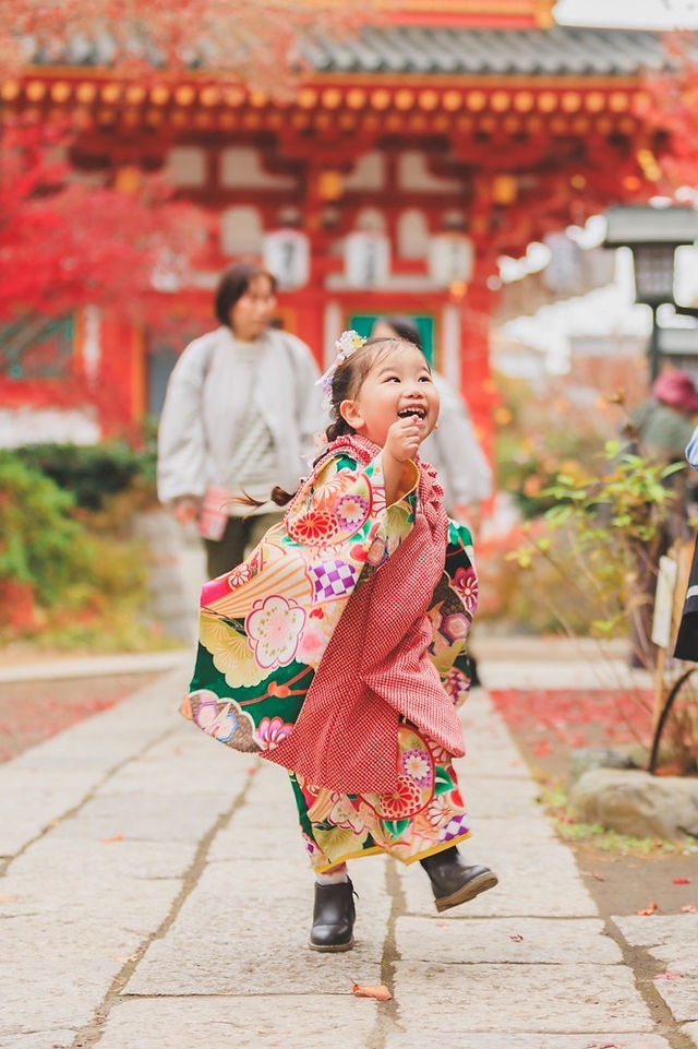 七五三 撮影 東京 神奈川 横浜。自然な笑顔を見せるお子様の記念写真。リラックスした雰囲気で撮影
