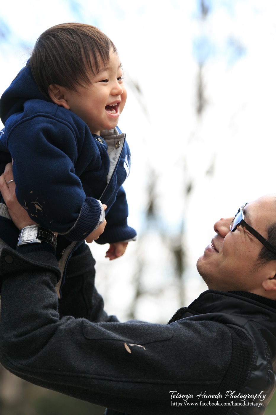 パティシエ、トラック運転手を経てダンサー、振付師になりプロカメラマン、デザイナーとして活動中。ウェディングや前撮り、家族写真、七五三、マタニティフォトなど記念日の撮影から、ダンスの発表会や舞台撮影、プロフィール写真、アー写、作品撮りまで人物撮影が得意。東京、横浜を中心に関東一円から全国どこへでも出張撮影をしています。 Photographer TETSUYA HANEDA カメラマン羽田哲也 宮崎県出身 神奈川県横浜市在住 出張撮影、出張カメラマン、お宮参り