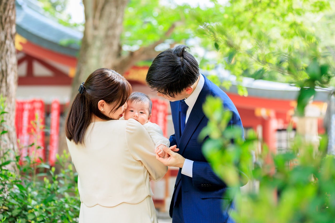 赤坂の日枝神社でのお宮参り撮影。赤ちゃんと家族が神社の境内で神聖な瞬間を迎える写真。