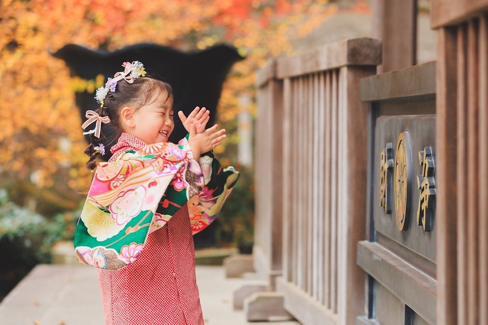 七五三 撮影 東京 神奈川 横浜。自然な笑顔を見せるお子様の記念写真。リラックスした雰囲気で撮影