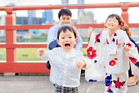 東京・横浜を拠点に活動する出張専門カメラマン羽田哲也。スタジオ風のニューボーンフォトを中心に、家族写真・七五三・マタニティフォトなど人物撮影を行う。