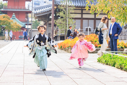 七五三 撮影 東京 神奈川 横浜。自然な笑顔を見せるお子様の記念写真。リラックスした雰囲気で撮影