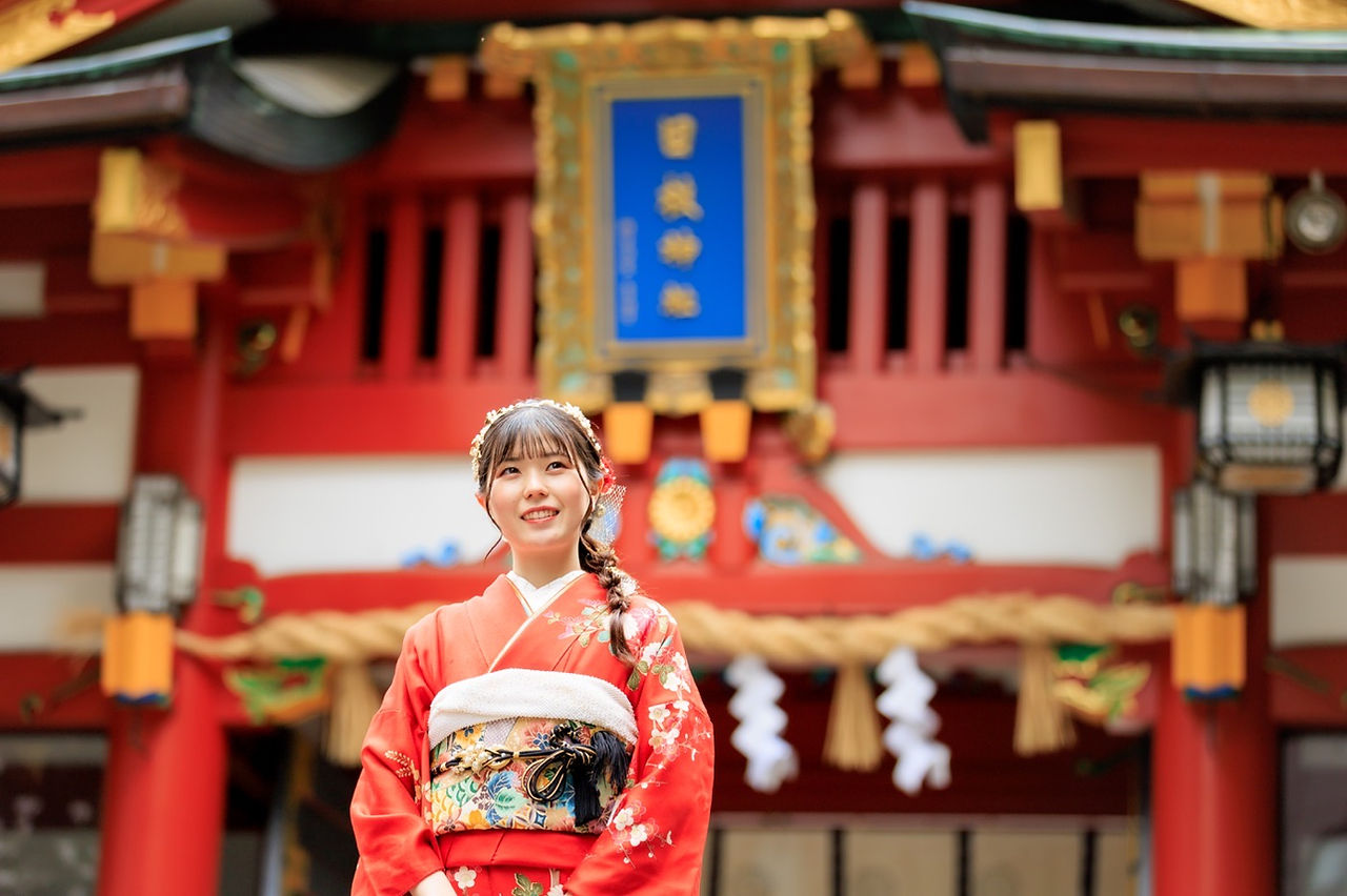雨上がりの山王日枝神社で赤い振袖を着た新成人の前撮り写真