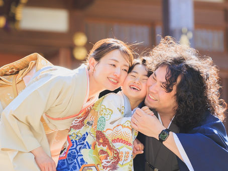 高幡不動尊で顔を寄せ合い笑顔を見せる七五三の家族