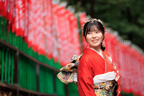 赤い振袖を着た新成人の笑顔のポートレート|山王日枝神社での記念撮影