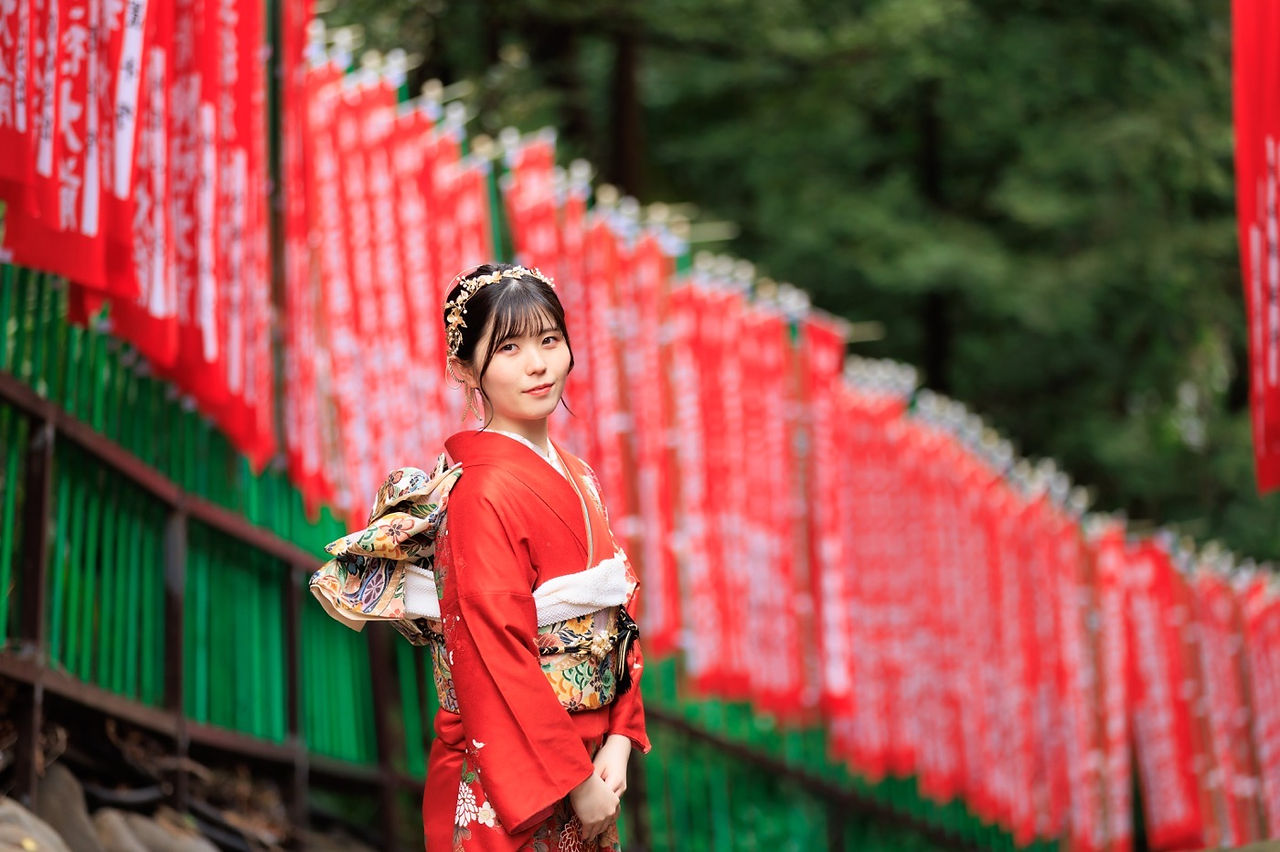 赤い振袖を着た新成人の笑顔のポートレート｜山王日枝神社での記念撮影