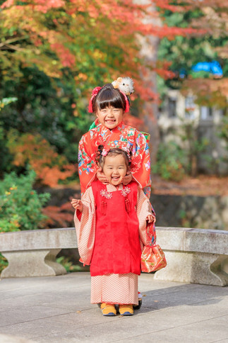 寒川神社の橋で笑顔を見せる七五三の姉妹