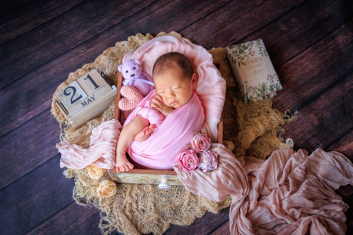 ニューボーンフォト(新生児写真)をはじめ、赤ちゃんのはじめて写真や生まれたての記念写真など、大切な“いま”を優しく残す撮影を行っています。おくるみフォトやスタジオ風ベビーフォトにも対応しており、ご自宅で安心して生後まもない赤ちゃんの出張撮影が可能です。