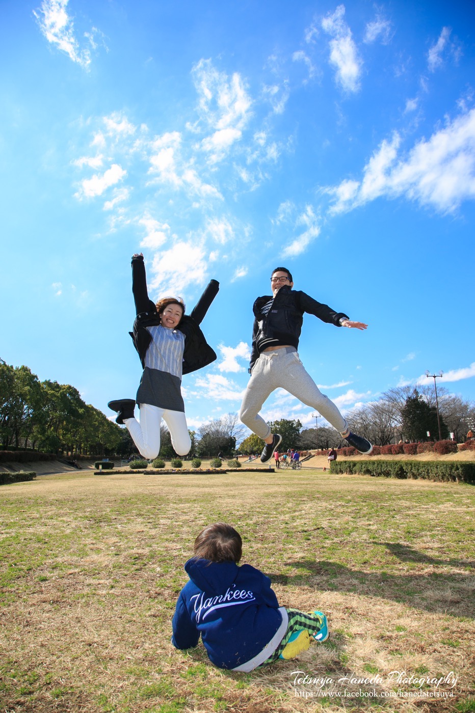 パティシエ、トラック運転手を経てダンサー、振付師になりプロカメラマン、デザイナーとして活動中。ウェディングや前撮り、家族写真、七五三、マタニティフォトなど記念日の撮影から、ダンスの発表会や舞台撮影、プロフィール写真、アー写、作品撮りまで人物撮影が得意。東京、横浜を中心に関東一円から全国どこへでも出張撮影をしています。 Photographer TETSUYA HANEDA カメラマン羽田哲也 宮崎県出身 神奈川県横浜市在住 出張撮影、出張カメラマン、お宮参り