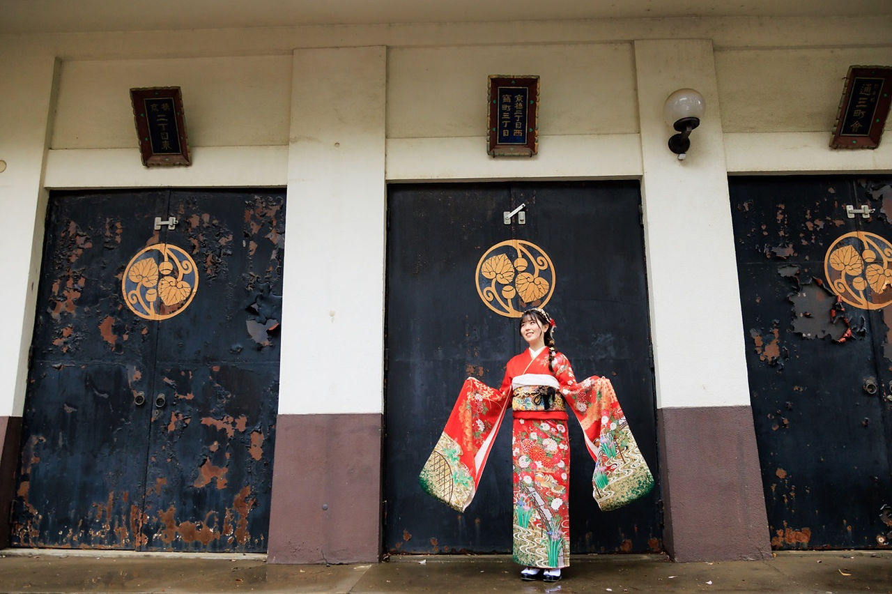 雨上がりの山王日枝神社で赤い振袖を着た新成人の前撮り写真