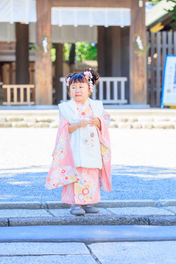 楽しい雰囲気で人見知りのお子様も安心、自然な表情と笑顔を残す七五三の出張撮影(カメラマン羽田哲也/東京・横浜・神奈川)