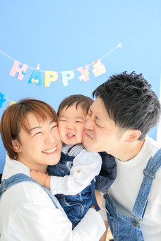 パティシエ、トラック運転手を経てダンサー、振付師になりプロカメラマン、デザイナーとして活動中。ウェディングや前撮り、家族写真、七五三、マタニティフォトなど記念日の撮影から、ダンスの発表会や舞台撮影、プロフィール写真、アー写、作品撮りまで人物撮影が得意。東京、横浜を中心に関東一円から全国どこへでも出張撮影をしています。 Photographer TETSUYA HANEDA カメラマン羽田哲也 宮崎県出身 神奈川県横浜市在住 出張撮影、出張カメラマン、お宮参り