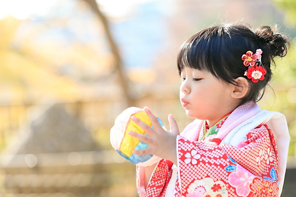 東京・横浜を拠点に活動する出張専門カメラマン羽田哲也。スタジオ風のニューボーンフォトを中心に、家族写真・七五三・マタニティフォトなど人物撮影を行う。