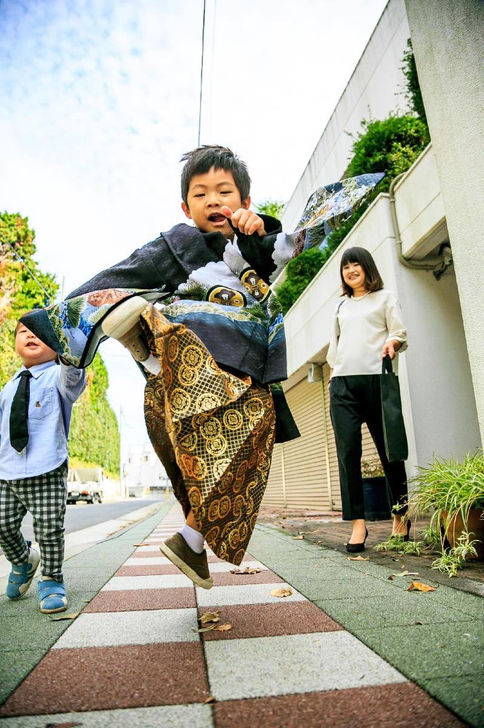 七五三を楽しむお子様の自然な笑顔を捉えた出張撮影カット