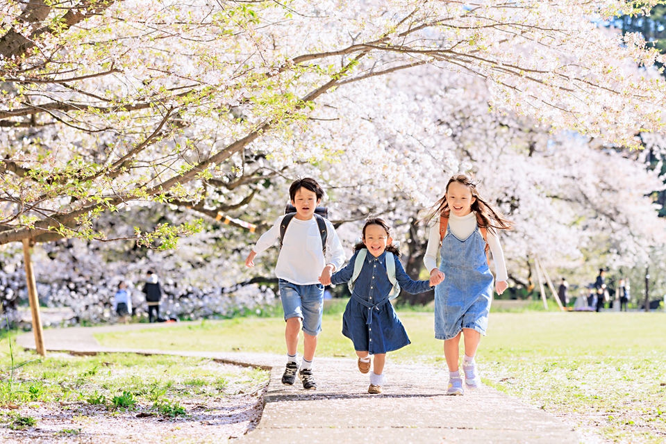 東京・横浜を拠点に活動する出張専門カメラマン羽田哲也。スタジオ風のニューボーンフォトを中心に、家族写真・七五三・マタニティフォトなど人物撮影を行う。