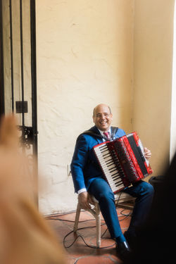 Pablo De Vincenzo playing in a wedding