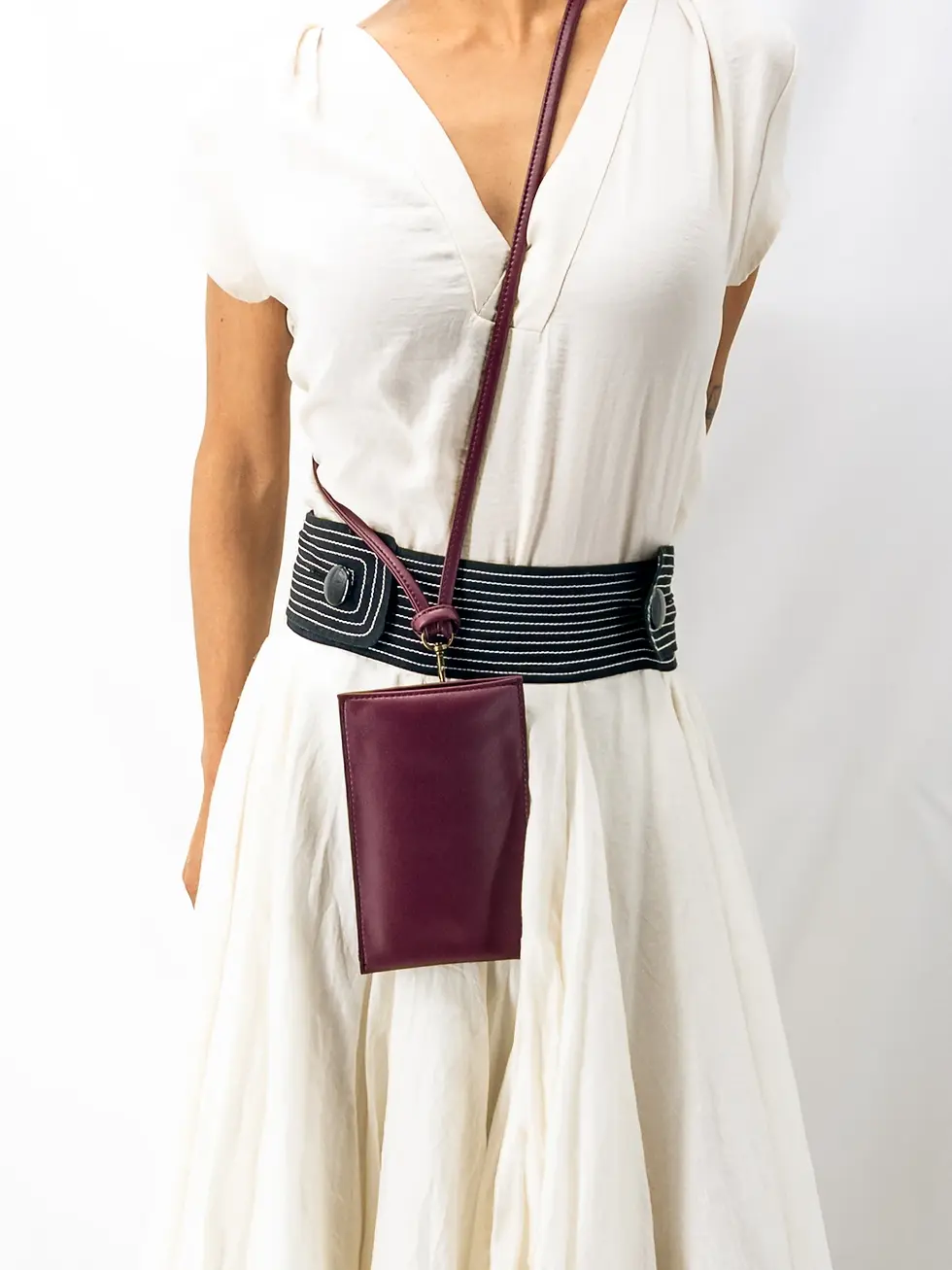 Miniature : Pochette téléphone Lubay Grape Skin vin portée en bandoulière par une femme, mettant en avant le design.