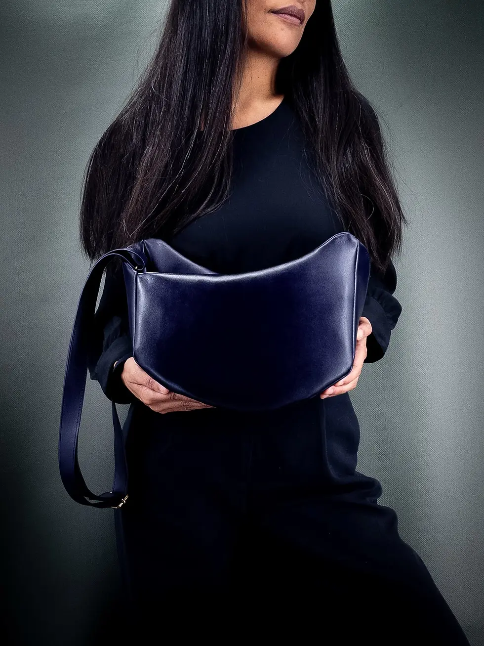 Sac crossbody vegan Lubay Hagna violet almost blue en Leap, tenu par une femme habillée en noir