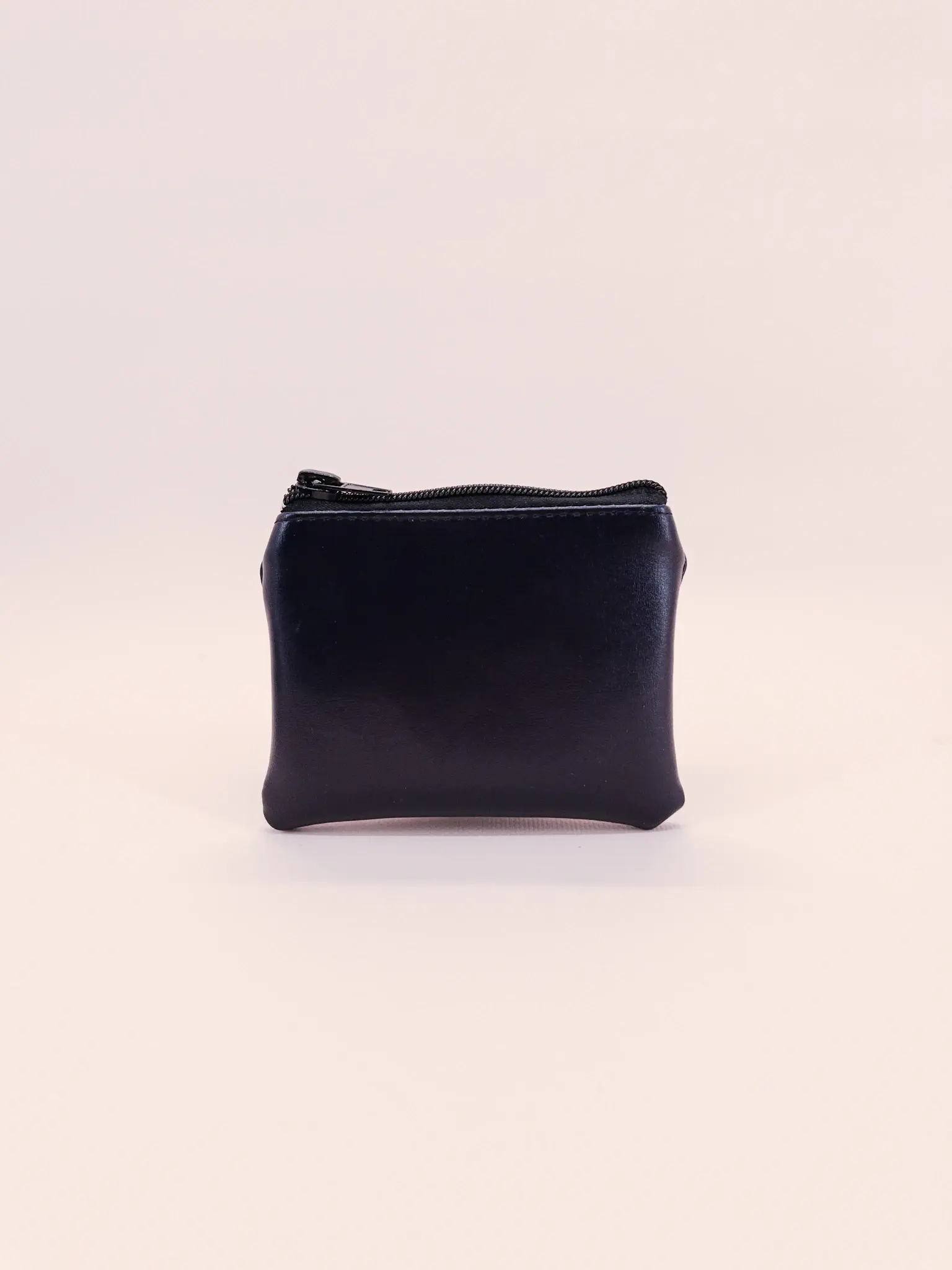 Pochette Vegan S Lubay, couleur Violet, vue de face sur fond clair.