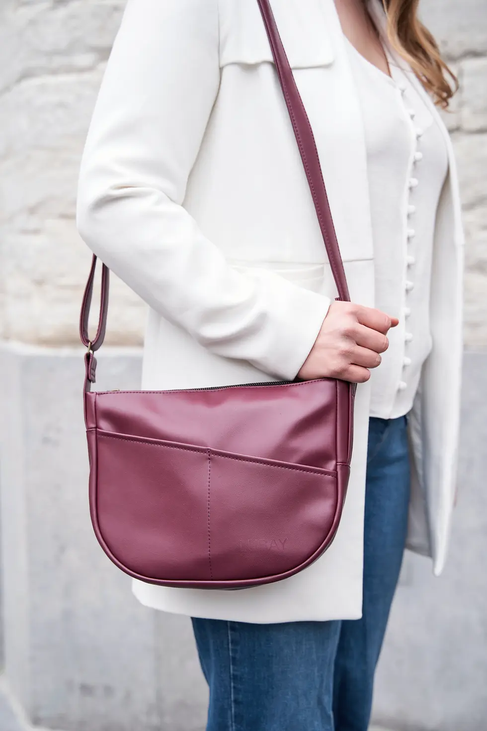 Miniature : Sac Mariemont vegan Lubay Grape Skin Vin, fabriqué en Belgique, porté à l'épaule