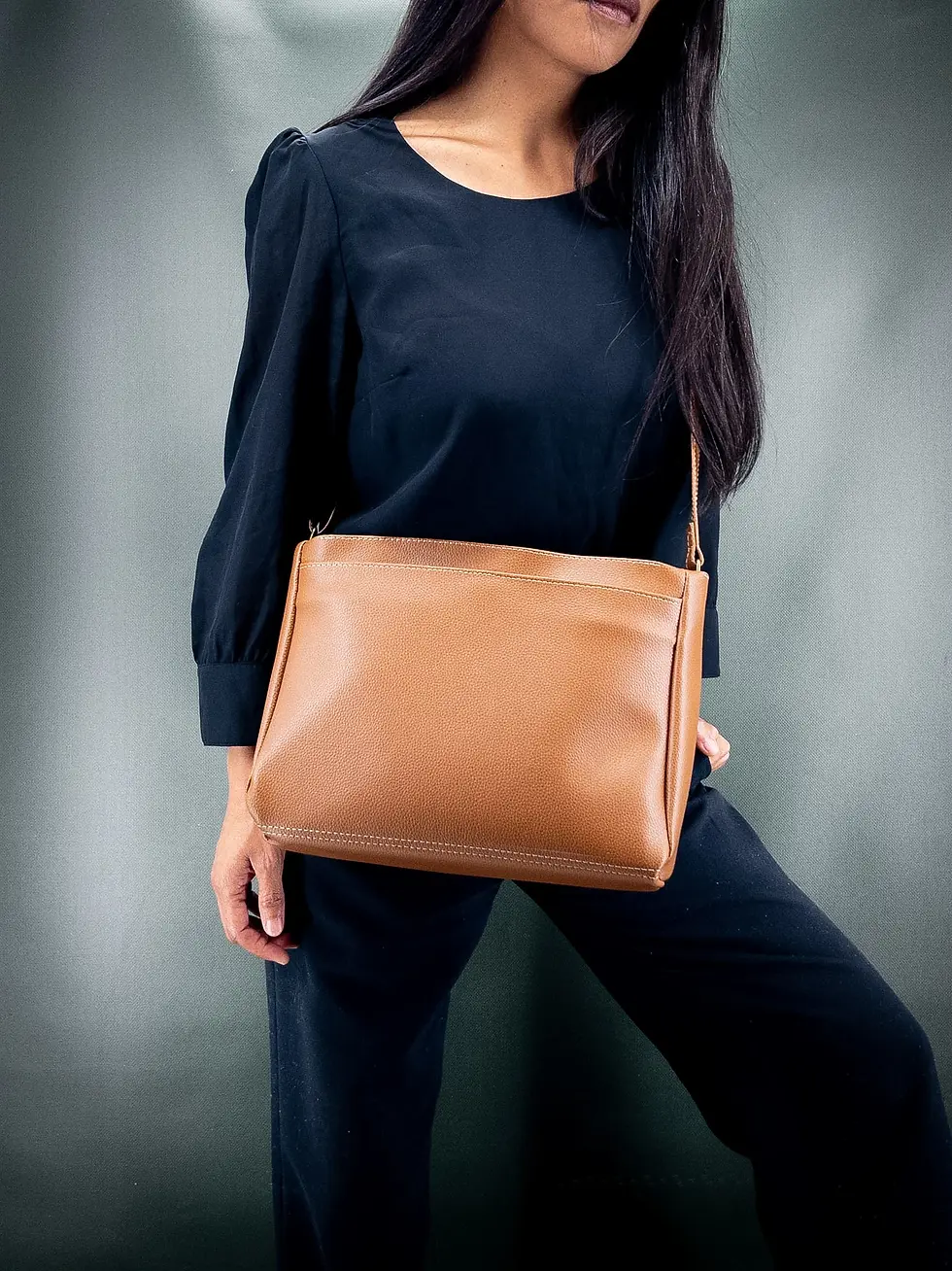 Miniature : Sac vegan Lubay Lint, couleur cognac, porté crossbody