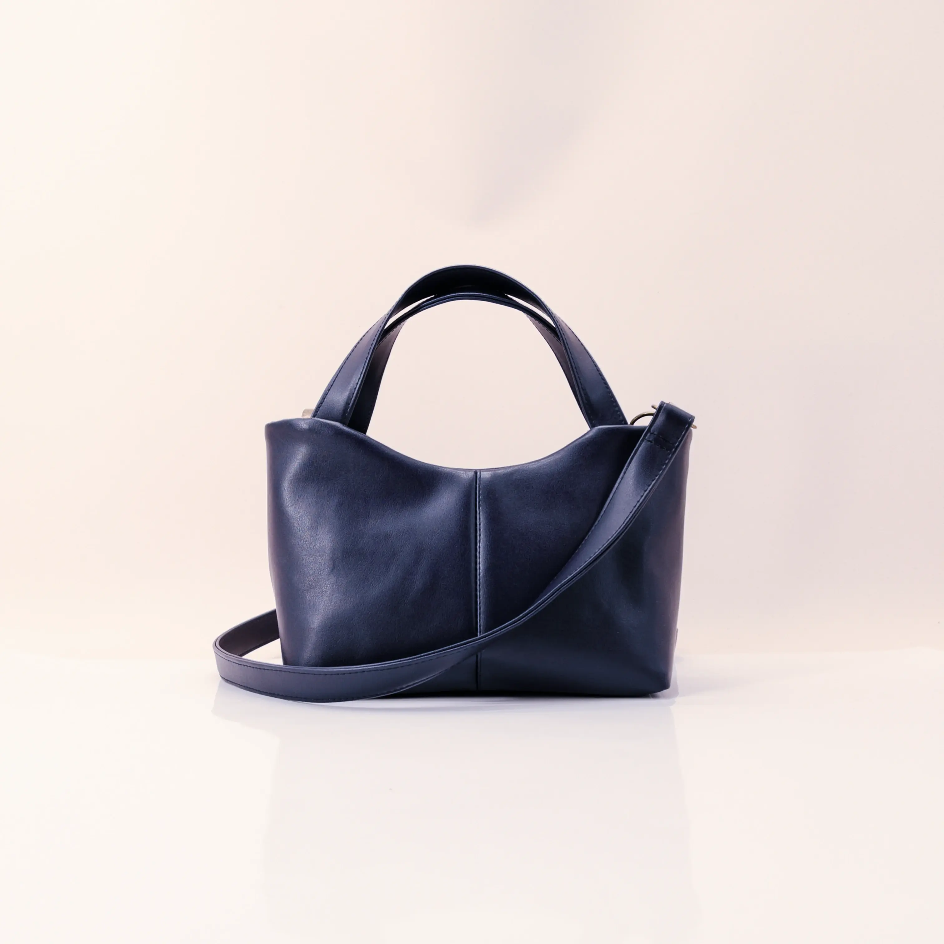 Sac à main vegan Lubay Scaldis Medium en Leap Violet Almost Blue, fabriqué sur demande en Belgique, vue de face.