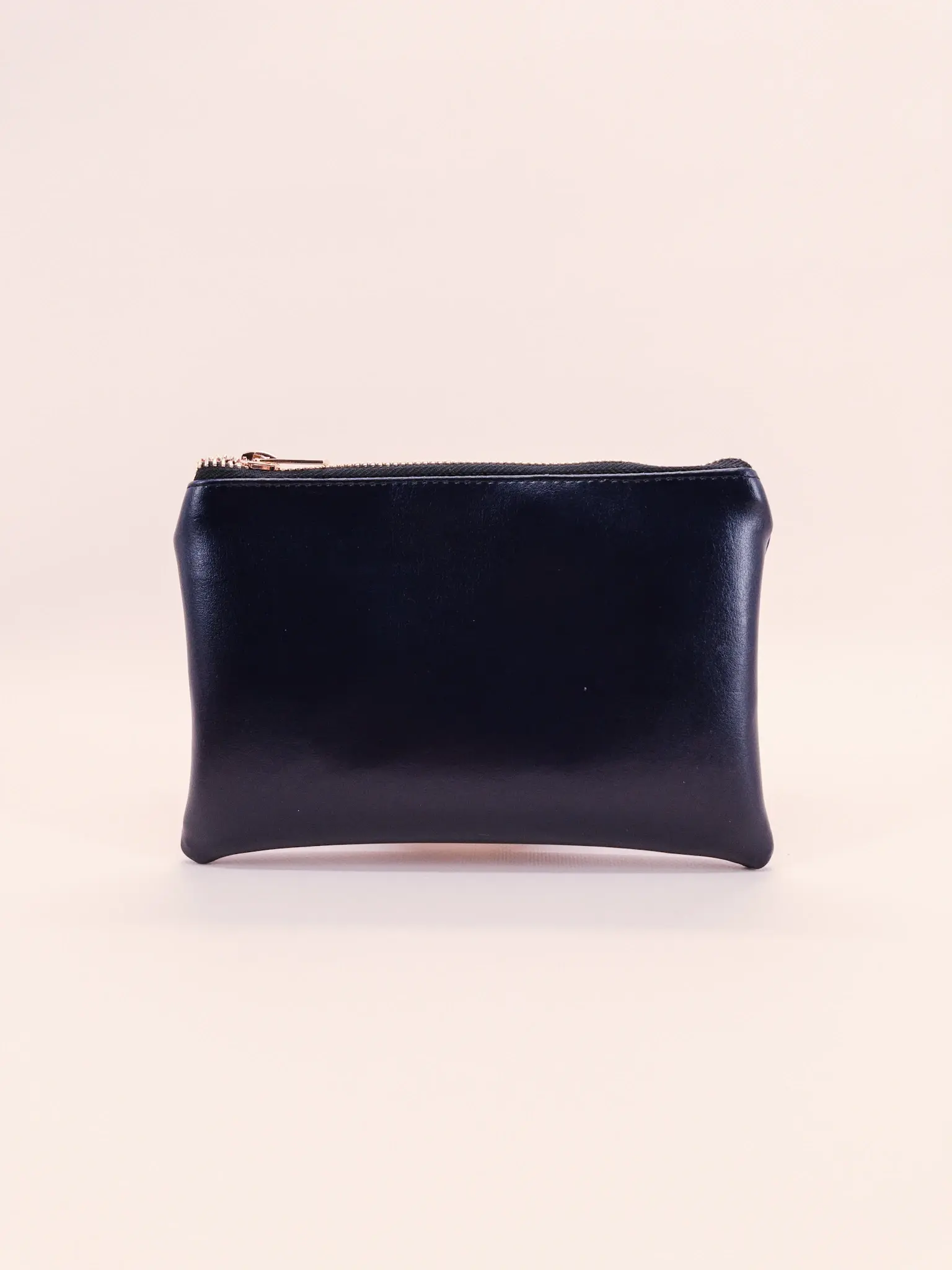 Pochette vegan M de Lubay, en leap violet, vue de face sur fond clair.