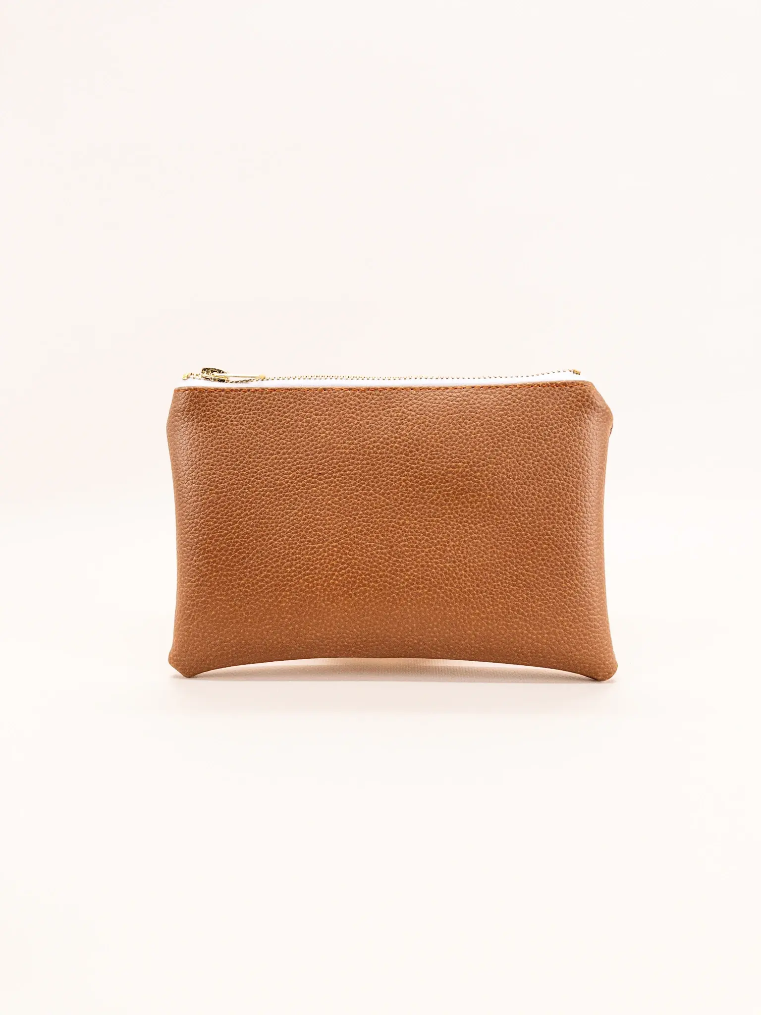 Pochette vegan M de Lubay, en leap cognac, vue de face sur fond clair.