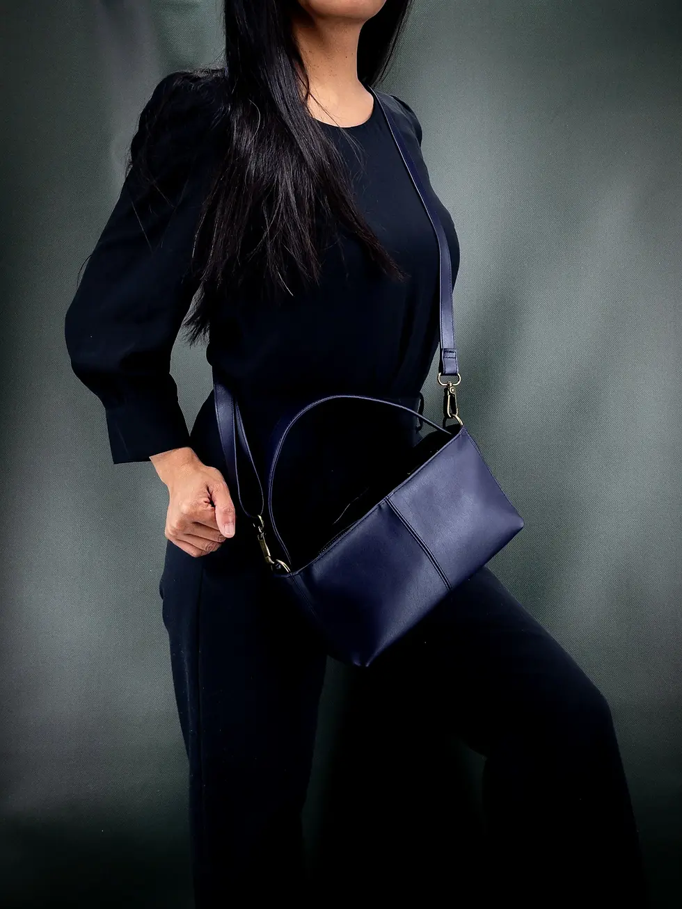 Miniaturbild: Sac vegan Lubay Ieper 25 en leap violet, porté crossbody par une femme habillée en noir, sur fond vert foncé