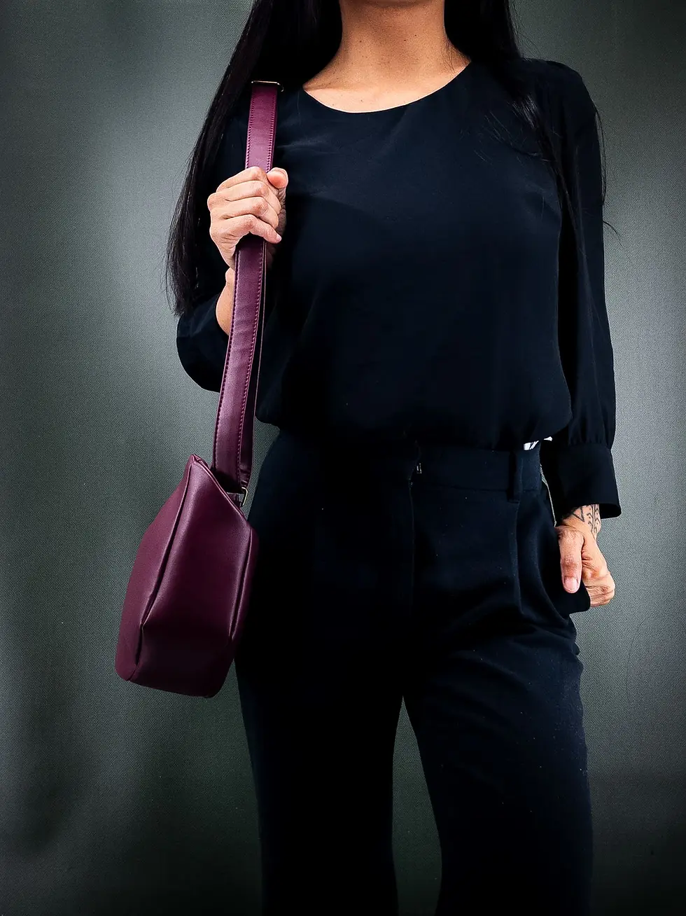 Thumbnail: Sac vegan Lubay, modèle Hagna couleur vin, porté à l'épaule