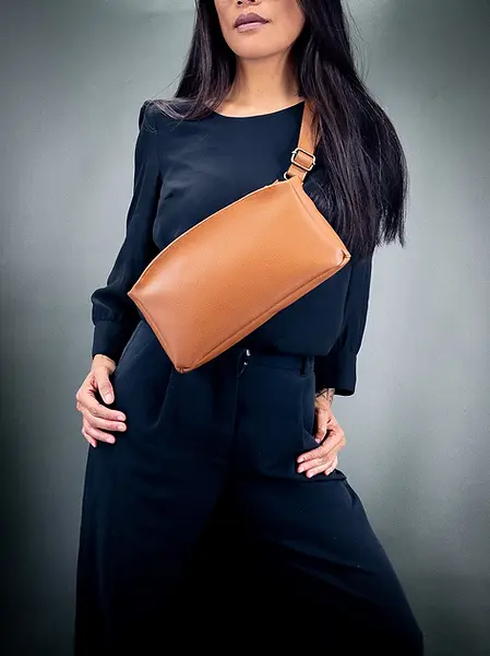 Sac vegan crossbody de Lubay, Silen en cognac, porté par une femme