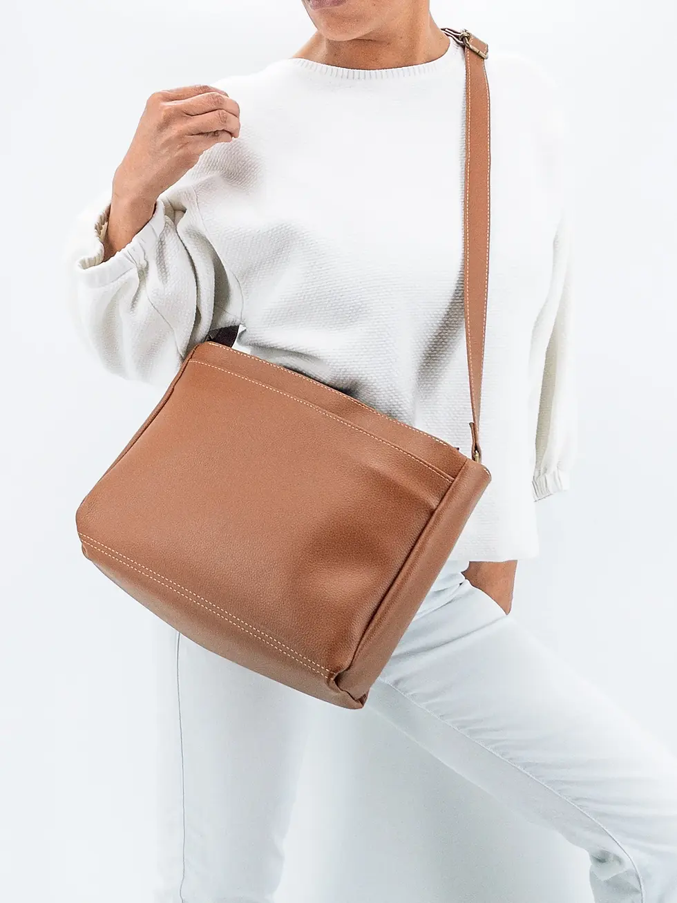 Thumbnail: Sac vegan Lubay, modèle Lint, en Leap couleur cognac, porté par une femme sur fond clair