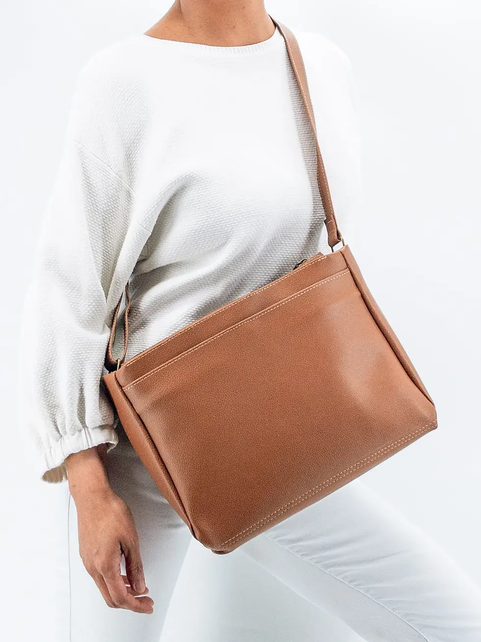 Thumbnail: Sac vegan Lubay, modèle Lint, en Leap couleur cognac, porté par une femme sur fond clair