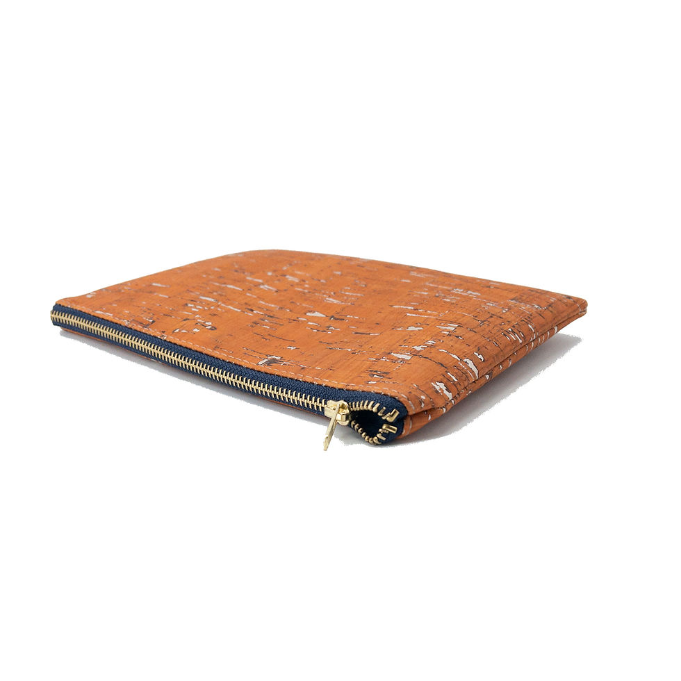 Thumbnail: Pochette vegan Lubay en liège orange sur fond blanc, déposée sur fond blanc