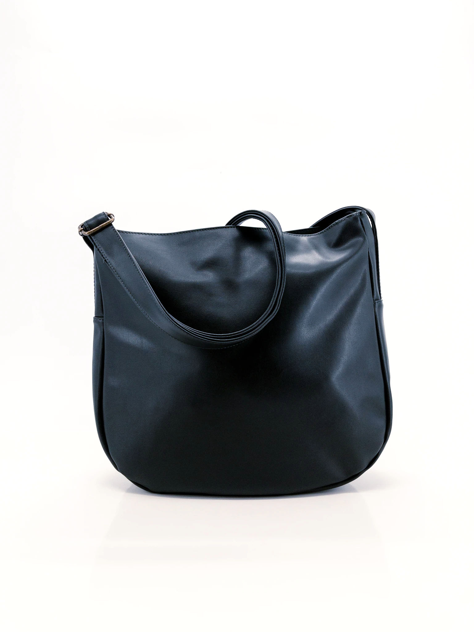 Sac vegan Monceau L Lubay en Grape Skin couleur noire, vu de face sur fond clair