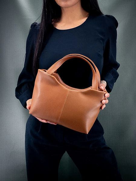 Lubay Scaldis M vegan handtas in cognac in de hand gedragen