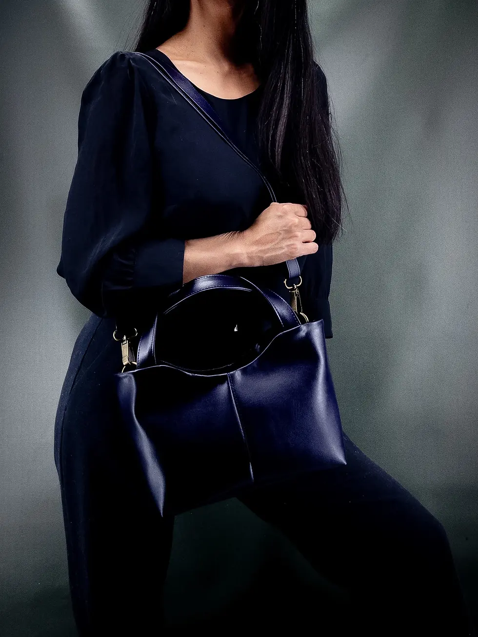 Miniature : Sac à main vegan Lubay Scaldis Medium en Leap Violet Almost Blue, porté à l'épaule par une femme.