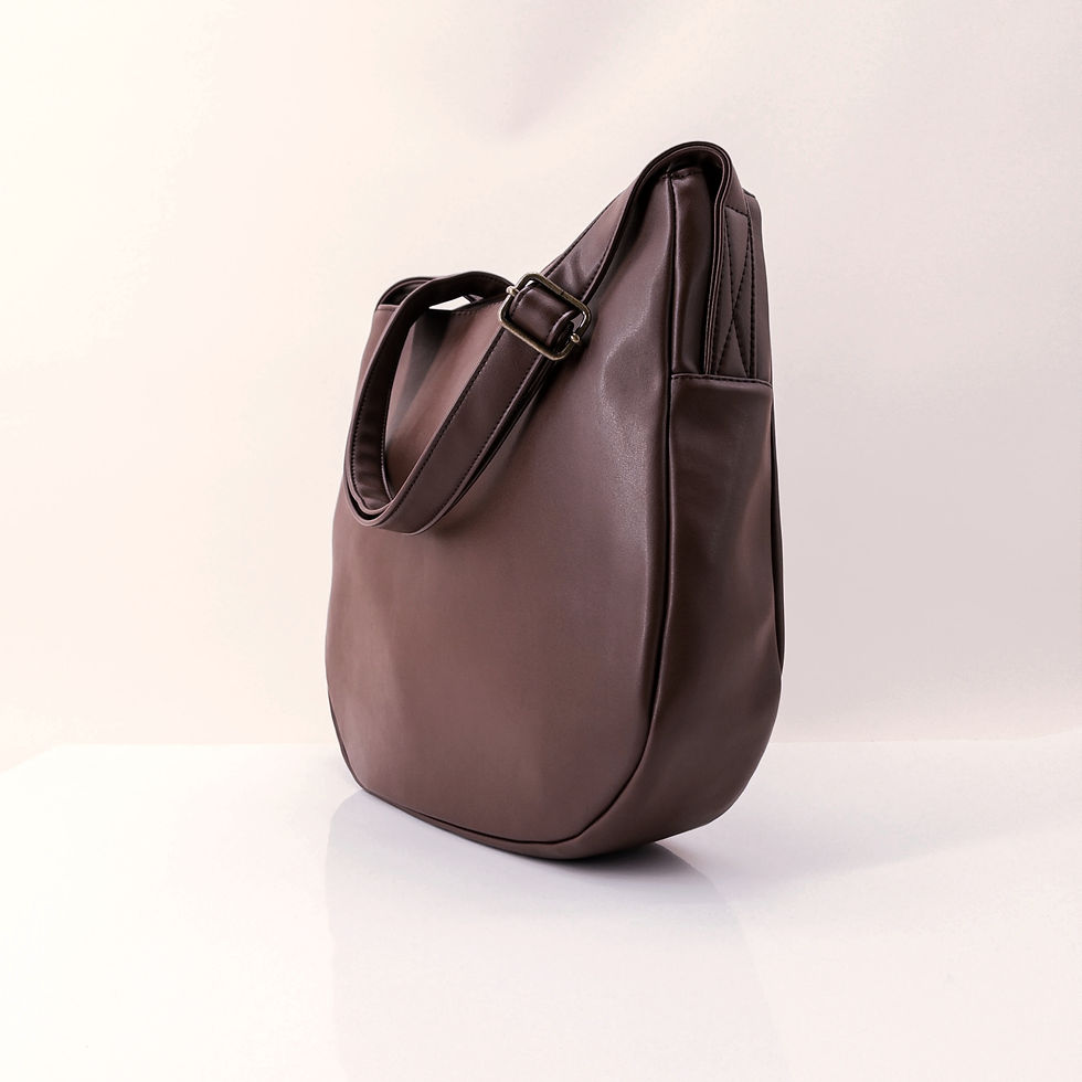 Thumbnail: Sac vegan Monceau L Lubay en Grape Skin couleur chocolat, vu de côté sur fond clair