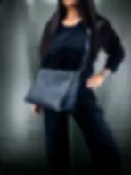 Sac vegan Lubay Ieper 30 noir, porté crossbody