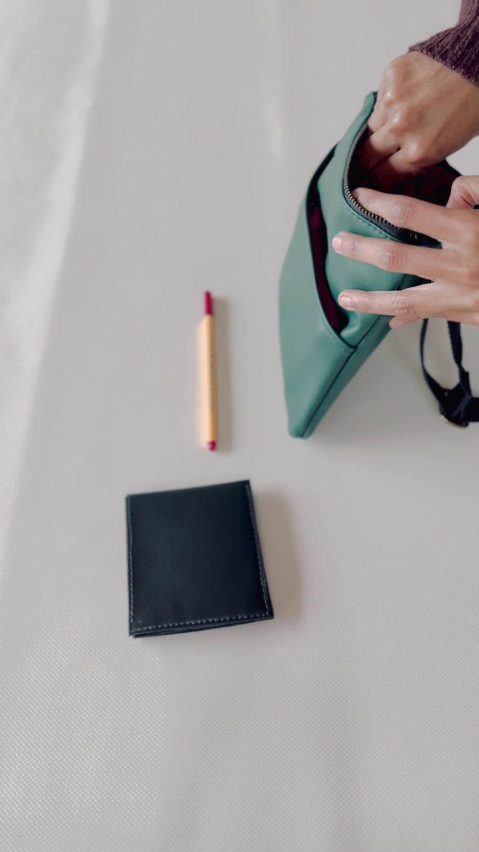 Thumbnail: Vidéo montrant ce que peut contenir le Mini Sac Bandoulière vegan Olne en Grape Skin Vert forêt de Lubay