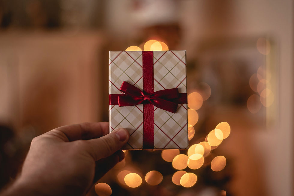 Une main qui tient un petit cadeau