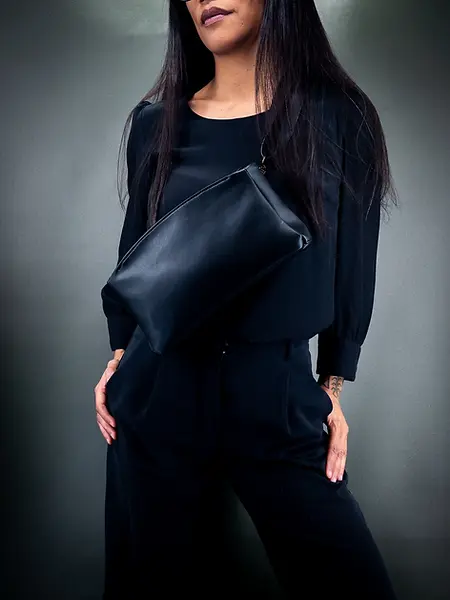 Sac vegan crossbody de Lubay, Silen en noir, porté par une femme