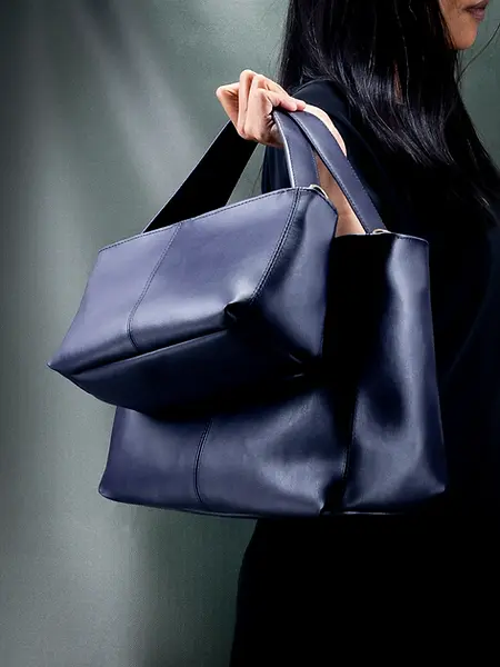 Tassen Ieper 25 en Ieper 30 in Leap® violet almost blue, met de hand gedragen, Lubay